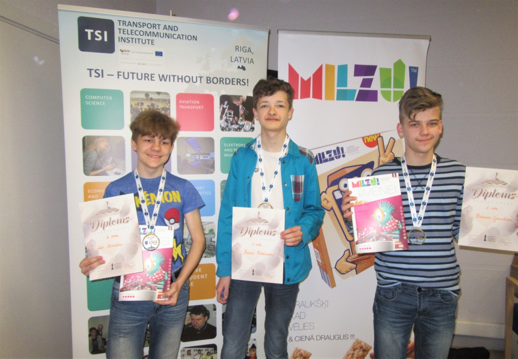 Leo Jonikāns (no kreisās) izcīnīja tiesības startēt Latvijas Skolu šaha olimpiādes finālā.
Autors: No albuma.