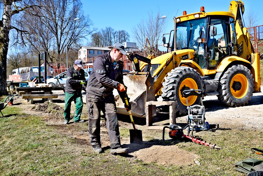 Pašvaldības uzņēmuma SIA «Vides serviss» strādnieki steidz uzkopt teritoriju, lai svētdien, 15. aprīlī, godam varētu norisināties Bauskas novada jauniedibinātie Vimbu svētki.
Autors: Ivars Bogdanovs