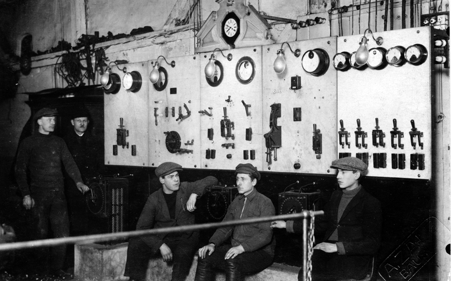 Lejas dzirnavu elektrostacijas a/s «Savienotās dzirnavas» iekštelpa un darbinieki, 20. gs. 30. gadi.
Autors: no Bauskas muzeja krājuma