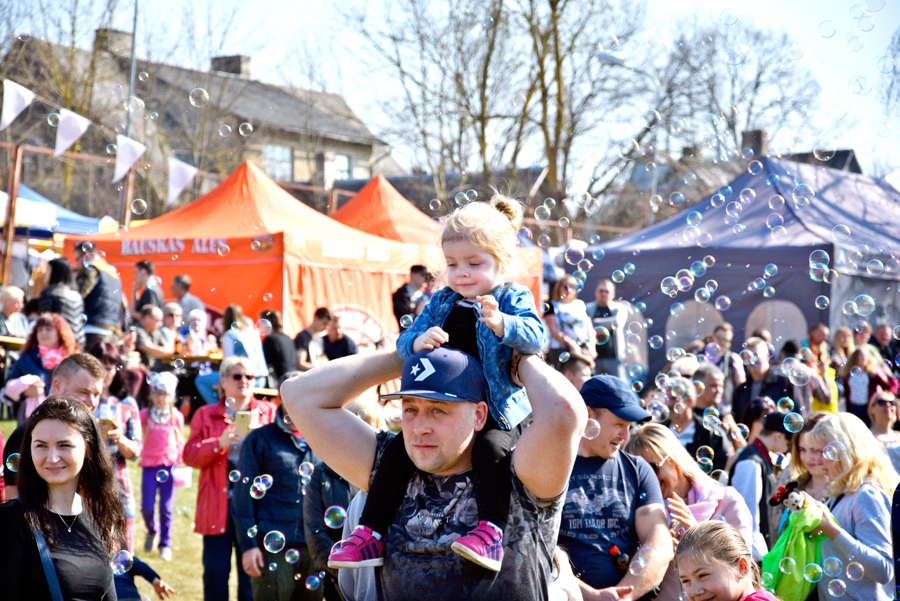 Saules sasildīti, Bauskas Vimbu svētku dalībnieki baudīja pasākumu un pavasarīgo nedēļas nogali.
Autors: Ivars Bogdanovs