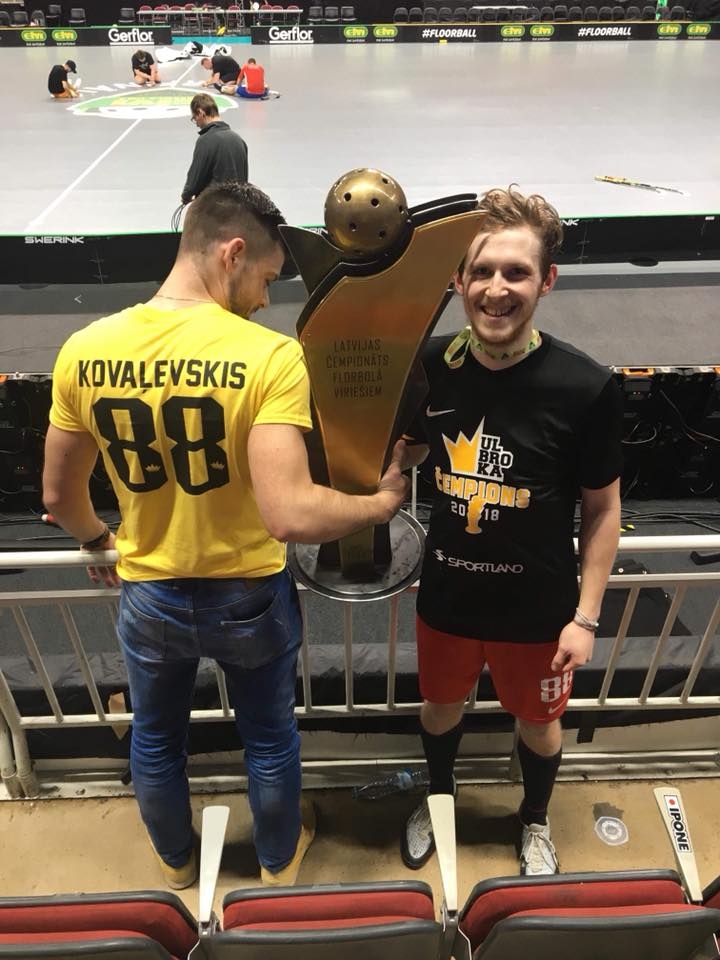 Rolands Kovaļevskis ar čempiona kausu.
Autors: No albuma.