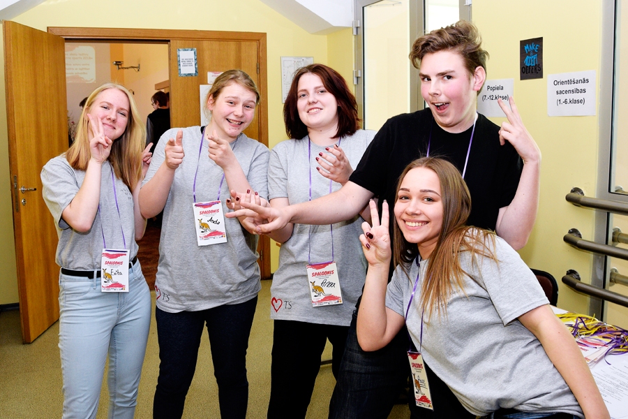 Mājinieki Evita Janušjaviča (no kreisās), Anda Vanaga, Anna Onzule, Matīss Bolšteins un Ance Straujā paspēja gan uzspēlēt, gan organizēt viesu uzņemšanu.
Autors: Ivars Bogdanovs