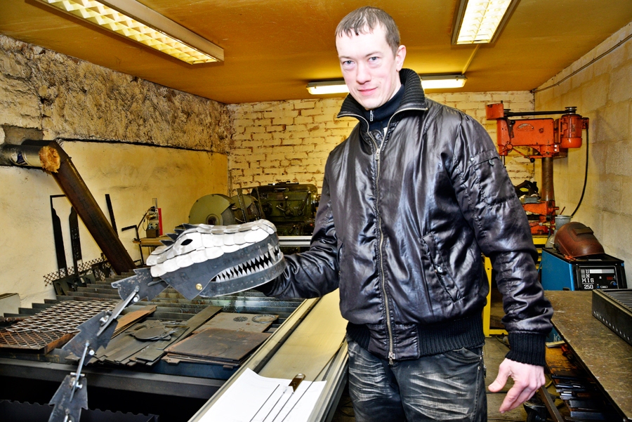 Austris Krūmiņš darbnīcā rāda garajos ziemas vakaros izgatavoto pūķīti.
Autors: Ivars Bogdanovs