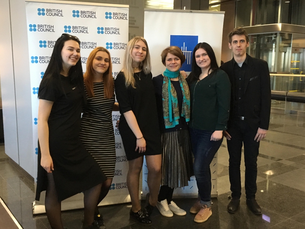 Pilsrundāles vidusskolas komanda noslēguma pasākumā Latvijas Nacionālajā bibliotēkā. No kreisās – Melisa Rence, Dita Liepiņa, Alise Lapsa, Kristīne Kociņa, Diāna Turka un Ēriks Volkovs.
Autors: No albuma.