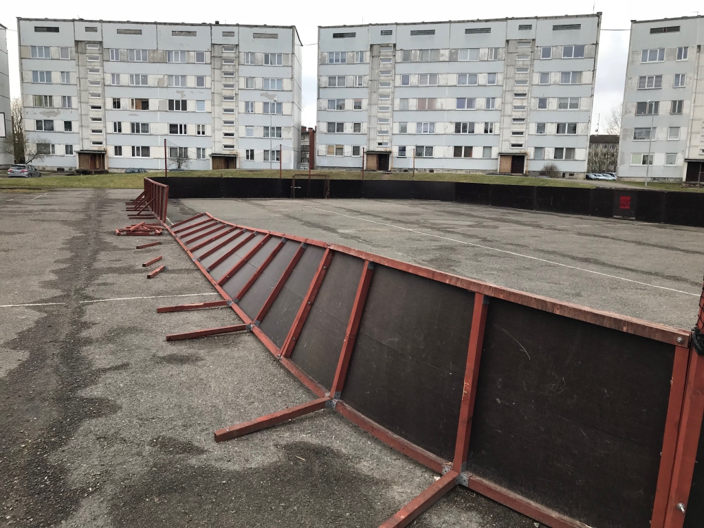 Vītolu ielas namu kvartālā slidotavai gandrīz pilnībā izpostīta laukuma viena puse.
Autors: Artūrs Dulbe