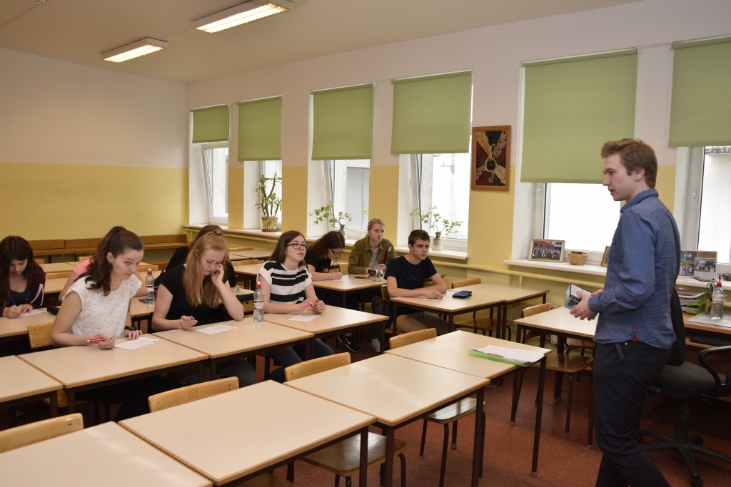 Mārtiņš Mežulis (no labās) Iecavas vidusskolas jauniešiem mācīs fotografēšanas pamatus.
Autors: Ivars Bogdanovs