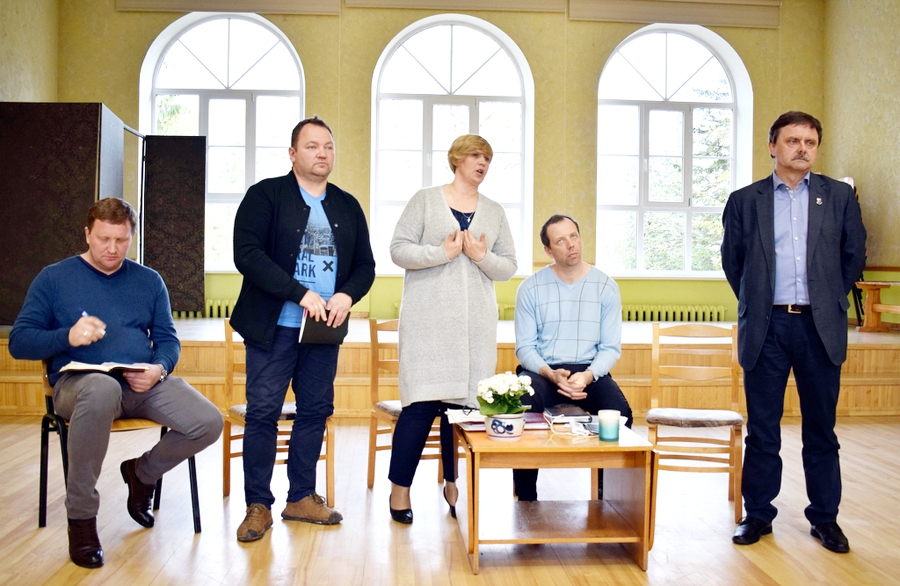 Vecumnieku novada domes priekšsēdētājs Guntis Kalniņš (no labās), viņa vietnieks Jānis Kovals, pašvaldības izpilddirektore Aiga Saldābola, viņas vietnieks Guntars Veismanis un Stelpes pagasta pārvaldes vadītājs Ingars Štelfs iesaistījās sarunā ar tikšanās dalībniekiem – vairāk nekā 20 interesentiem.
Autors: Žanna Zālīte