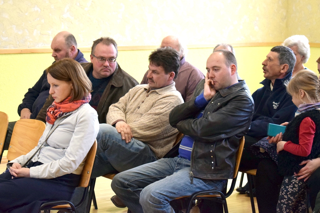 Sapulcējušies ļaudis vēlējās rast skaidrību – kas traucē sakārtot ceļus.
Autors: Žanna Zālīte