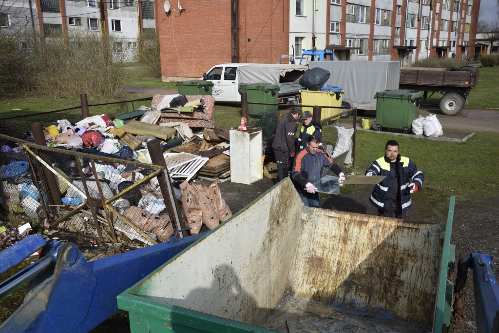 SIA «Vides serviss» strādnieki savāc lielgabarīta atkritumus Dāviņos.
Autors: Ivars Bogdanovs
