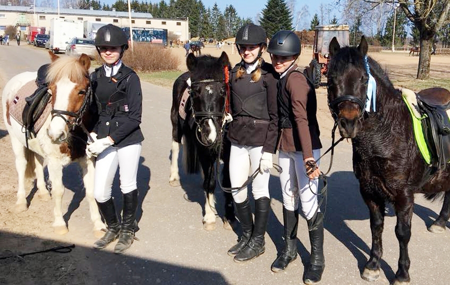Jaunās jātnieces. Alise Niedre ar poniju Kursu (no kreisās), Evelīna Ģeidāne ar Jotu un Nikola Marčenkova ar Džoniju.