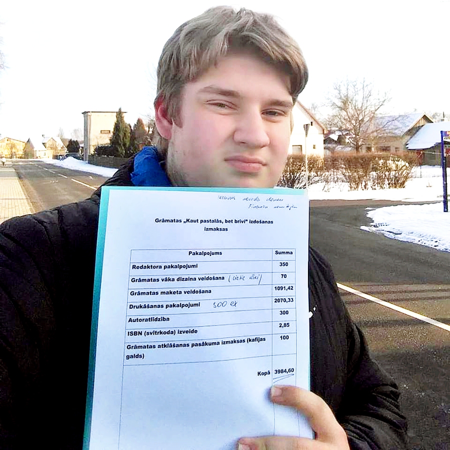 Maksims Krutikovs ar grāmatas izdošanas tāmi 2018. gada februārī.
Autors: no albuma