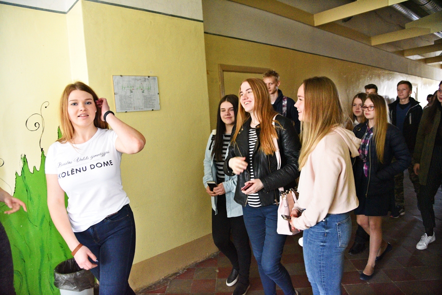 Bauskas Valsts ģimnāzijas skolēnu domes pārstāvji iepazīstināja Atvērto durvju dienas apmeklētājus ar izglītības iestādes ikdienu.
Autors: Uldis Varnevičs