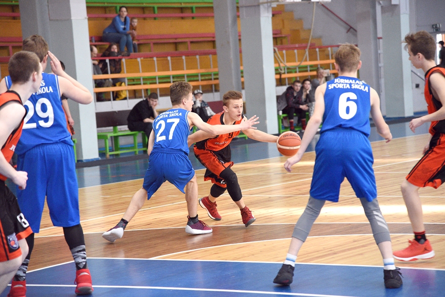 Alens Andrejevs (ar bumbu) ir Bauskas novada Bērnu un jaunatnes sporta skolas U15 vecuma grupas komandas līderis.
Autors: Uldis Varnevičs