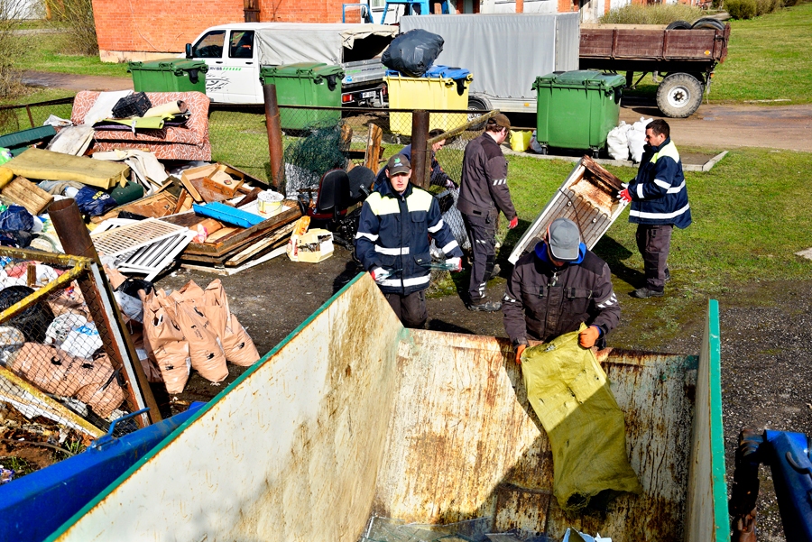 Dāviņos lielgabarīta atkritumus savāc SIA «Vides serviss» strādnieki.
Autors: Ivars Bogdanovs