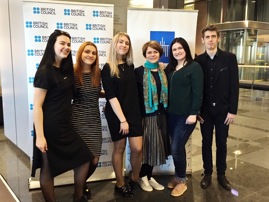 Pilsrundāles vidusskolas komanda noslēguma pasākumā Latvijas Nacionālajā bibliotēkā. No kreisās – Melisa Rence, Dita Liepiņa, Alise Lapsa, Kristīne Kociņa, Diāna Turka un Ēriks Volkovs.
Autors: no personiskā arhīva