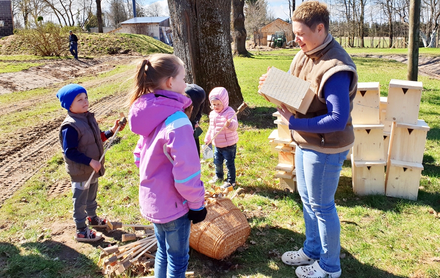 Ilona Blūma katram par labi paveikto darbu dāvāja simbolisku mazu putnu būrīti.
Autors: Sandra Danosa