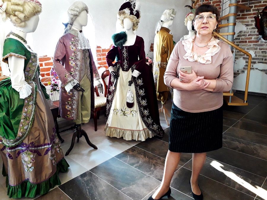 Jeļena Forste Brunavas pagasta Grenctālē atjaunotajā īpašumā «Mazā muiža». Te iekārtota izstāžu zāle, kurā eksponēti vēsturiskie tērpi.
Autors: Vilnis Auzāns