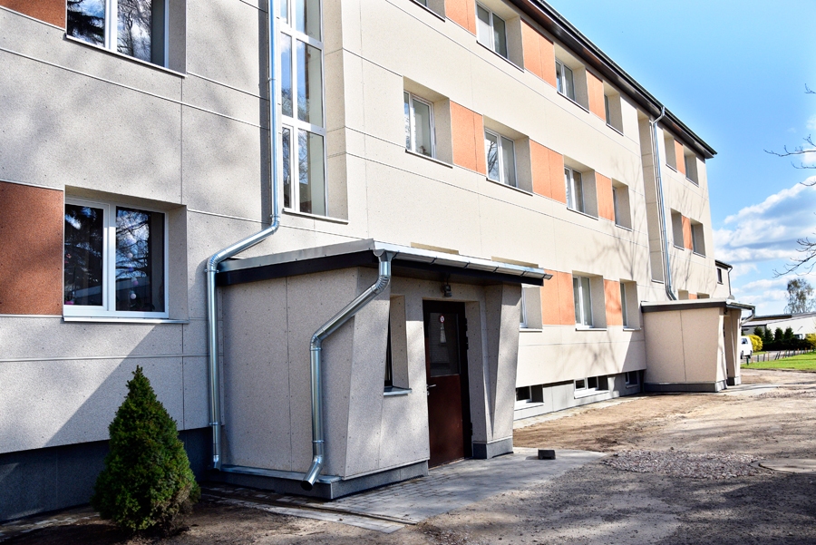 Mūsas ciema Centra ielas 22. nama fasāde tagad ir noklāta ar plāksnēm. Nams izskatās skaisti un ir arī enerģiju taupošs.
Autors: Ivars Bogdanovs