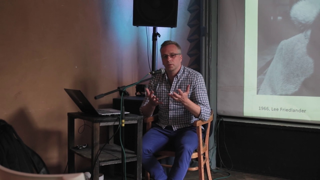 Lekciju Bauskā vadīs arī Alnis Stakle, kurš ir viens no nedaudzajiem starptautisku ievērību guvušiem jaunās paaudzes fotomāksliniekiem. Strādājot dažādos žanros, viņš brīvi izmanto daudzveidīgus krāsu un melnbaltās fotogrāfijas izteiksmes līdzekļus, piemērojot tos katra darba tēmai un vēstījumam.
Autors: youtube.com