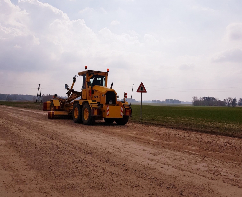 Šobrīd greiderēšanas darbi tiek veikti uz tiem grants autoceļiem, kuru tehniskais stāvoklis un mitrums ir atbilstošs darbu izpildei. Uz grants autoceļu segumiem, kuri vēl ir pārmitrināti, darbi netiek veikti, jo nav iespējams nodrošināt kvalitatīvu darba izpildi, kā arī tādēļ, ka ar uzturēšanas smagsvara tehniku var vēl vairāk pasliktināt autoceļa stāvokli.
Autors: www.bauskasdzive.lv