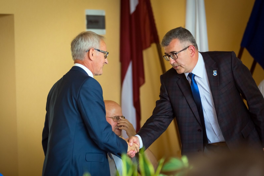 Bauskas novada domē ir iesniegts deviņu domes deputātu iesniegums par Bauskas novada domes priekšsēdētāja Raita Ābelnieka (no labās) un priekšsēdētāja vietnieka Voldemāra Čača demisiju.
Autors: bauska.lv