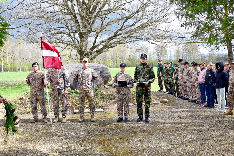 Bauskas jaunsargi svinīgajā godasardzē Latvijas armijas ģenerāļa Krišjāņa Berķa godināšanas pasākumā viņa dzimtas mājvietā Īslīces pagastā.
Autors: Ivars Bogdanovs