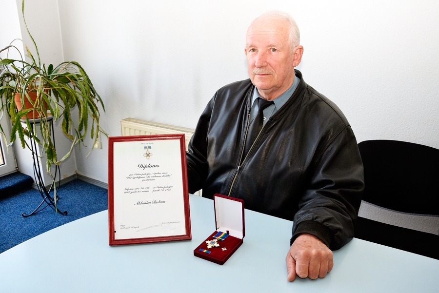 Aldonis Buls ar saņemtajiem apbalvojumiem.
Autors: no «Bauskas Dzīves» arhīva