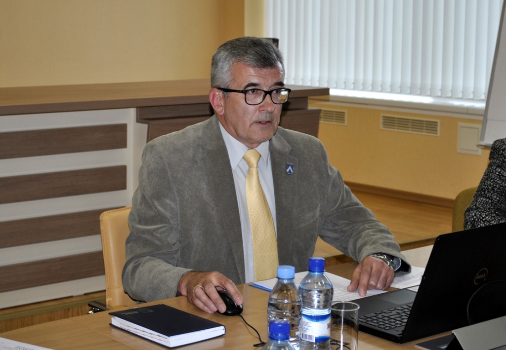 Par Raita Ābelnieka atstādināšanu no amata balsoja deviņi novada domes deputāti.
Autors: Vilnis Auzāns