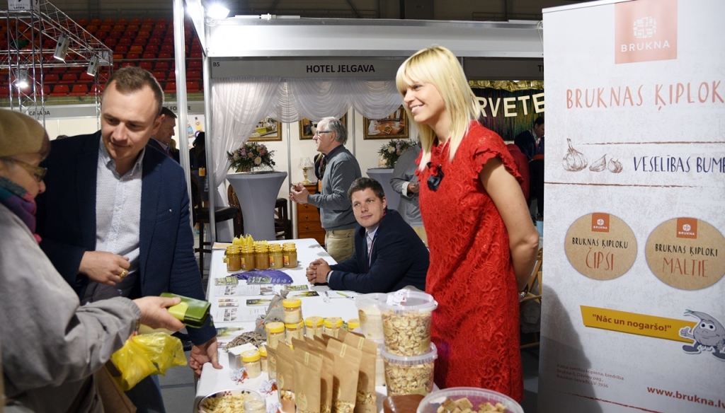 Enriko Podnieks (no kreisās) un Iveta Balcere stāsta par «Bruknas ķiploka» labumiem.
Autors: Uldis Varnevičs