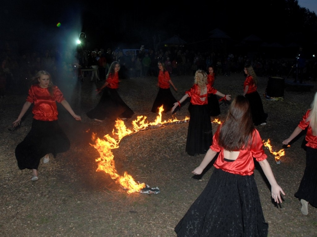 Iepriekšējos gados Valpurģu nakts sarīkojumā Tērvetē piedalījusies Rundāles novada teātra studija 