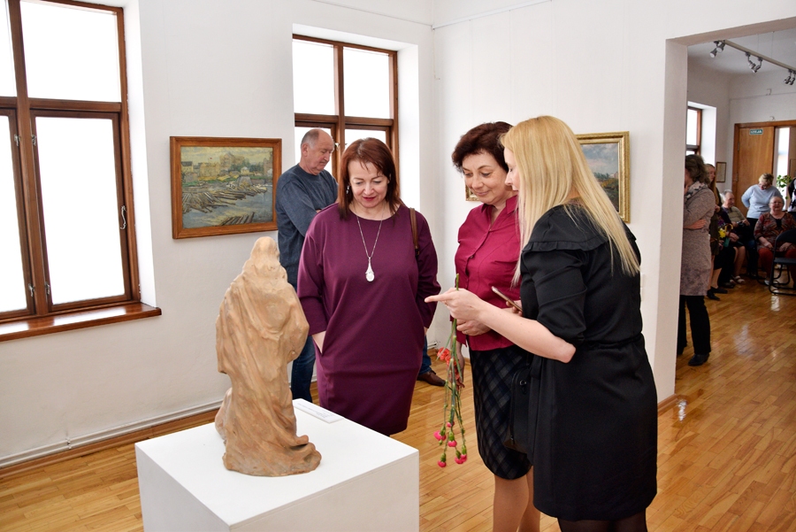 Pētera Zuša skulpturālo grupu «Kristus un grēku nožēlnieks» aplūko skatītāji.
Autors: Ivars Bogdanovs