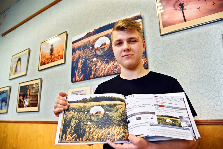 Reinis Stiķis savā grāmatā «Hazypixel» iemūžinājis gan atzinību guvušo foto, gan interneta portālu virsrakstus.
Autors: Uldis Varnevičs