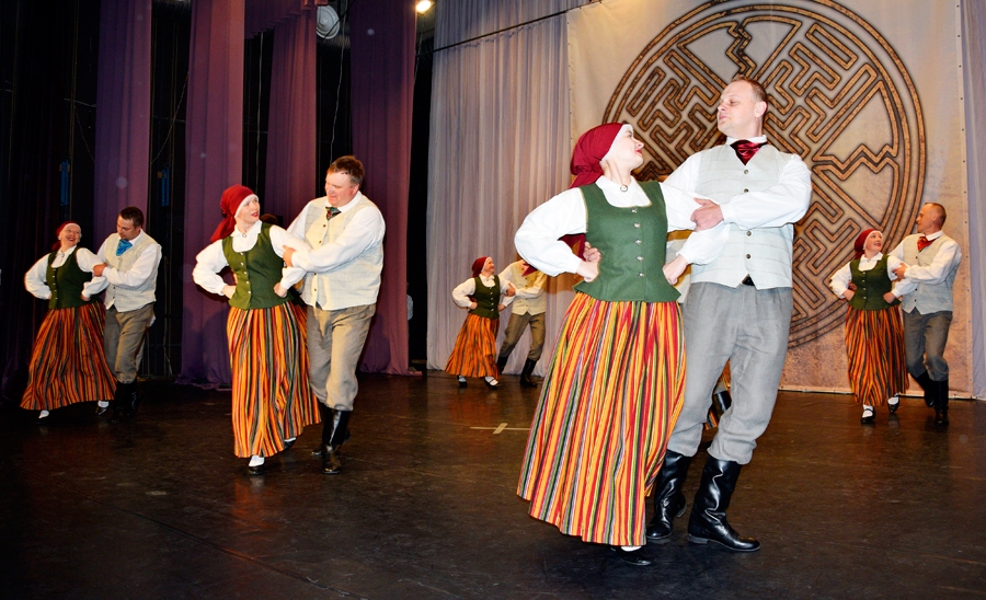 Pirmo reizi uz Deju svētkiem Rīgā dosies Mežotnes pagasta vidējās paaudzes deju kolektīvs «Ducis». Viņu sniegumu skatē žūrija vērtēja, piešķirot pirmās pakāpes diplomu.
Autors: Ivars Bogdanovs