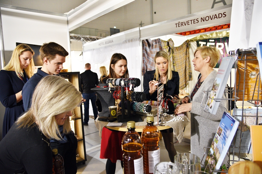 Vecumnieku novada stendā uzņēmēji ne tikai centās pasniegt savu produkciju, bet arī aktīvi apspriedās gan paši savā starpā, gan ar paziņām.
Autors: Uldis Varnevičs