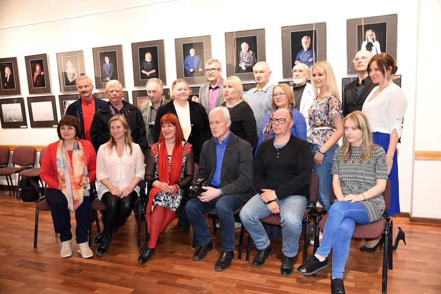 Tautas fotostudijas «Bauska» dalībnieki un izstādes apmeklētāji. Fotostudijas jaunais vadītājs Arnis Indriks – sēž trešais no labās.
Autors: Uldis Varnevičs