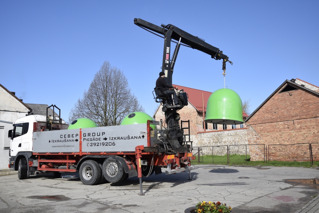 Jaunus zvanveida stikla taras konteinerus ceturtdien, 26. aprīlī, sāka uzstādīt Bauskā.
Autors: Ivars Bogdanovs