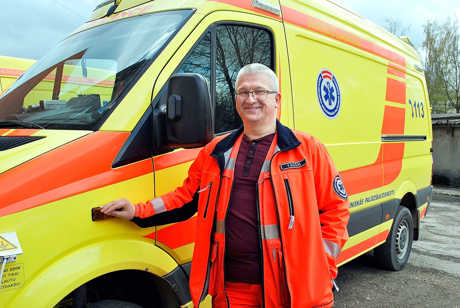 Valdis Bajārs pie neatliekamās medicīniskās palīdzības dienesta automobiļa – daudziem viņš asociējas ar mieru, savaldību, laipnību un lielu iejūtību.
Autors: Vilnis Auzāns