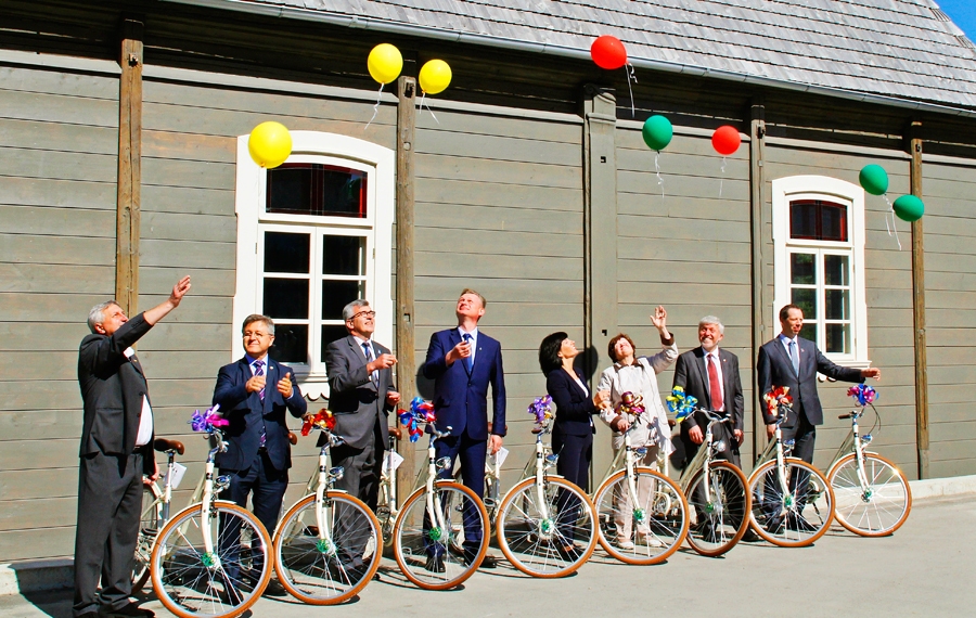 Zemgales pārrobežu pašvaldību vadītāji pie Pakrojas sinagogas demonstrē velosipēdus, kas būs galvenās balvas tūrisma akcijas cītīgajiem dalībniekiem. Akcijai starts dots, saules pielietajās debesīs palaižot krāsainus balonus.
Autors: Alise Dreimane