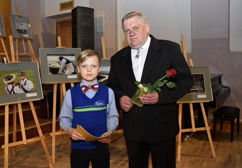 Ceraukstietis Dainis Vanags lepojas ar mazdēla Valda Valtera Vanaga, Bauskas sākumskolas 5. klases skolnieka, iegūto pirmo vietu konkursā «Dzīvesstāsts».
Autors: Ivars Bogdanovs