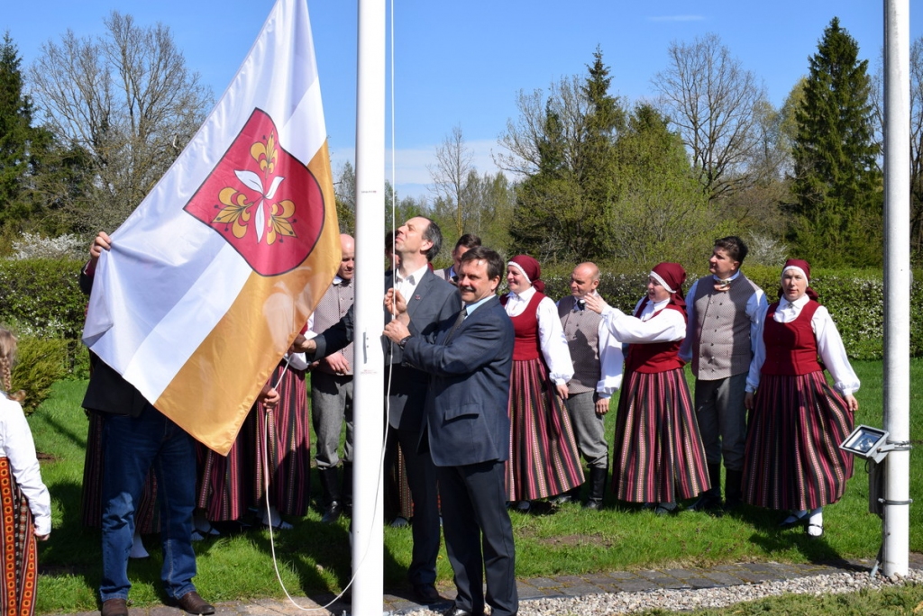 Vecumniekos pie pašvaldības ēkas 4. maija pēcpusdienā mastā uzvelk  jauno novada karogu.
Autors: Žanna Zālīte