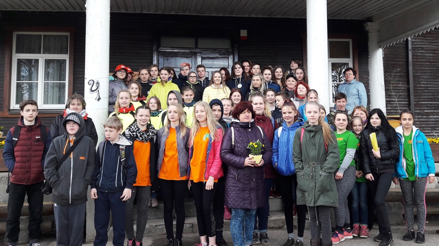 Draugu skolu komandas – konkursa dalībnieces – Dzimtmisā.
Autors: no skolas albuma