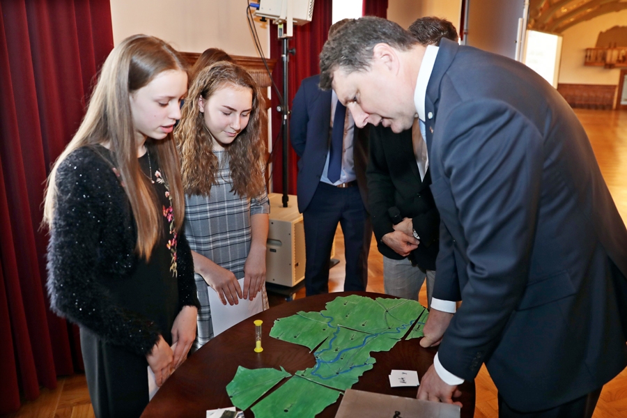 Raimonds Vējonis, Valsts prezidents, ieinteresēti apskata skolēnu gatavotās spēles.
Autors: no Valsts prezidenta kancelejas