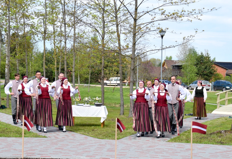 Deju kolektīva «Vēveri» sniegumā priekšnesums «Iebrauca saulīte» bija īpaši emocionāls.
Autors: Žanna Zālīte