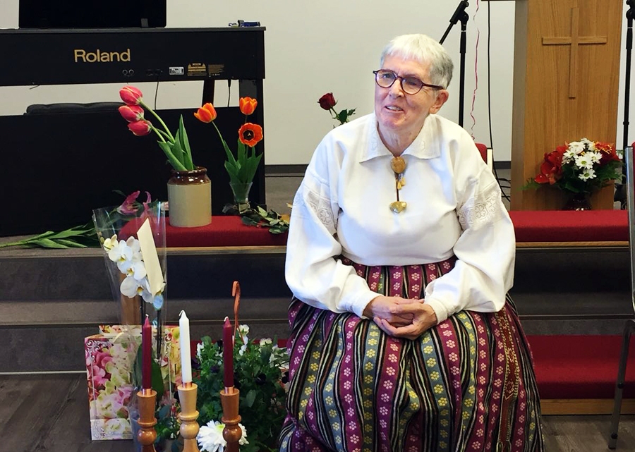 Ruta Hansena dzimusi mūsu valsts Neatkarības deklarācijas pasludināšanas dienā, Latviju viņa uzskata par savu otro dzimteni, un divkāršajā svētku reizē 4. maijā Ruta bija tērpusies Zemgales tautastērpa brunčos, blūzē un dzintara saktām rotājusies.