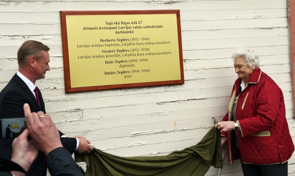 Svinīgajā pasākumā klāt bija Vernera meita Aldona Tepfere, kura kopā ar novada domes priekšsēdētāju Aivaru Mačeku atklāja piemiņas plāksni.
Autors: Uldis Varnevičs