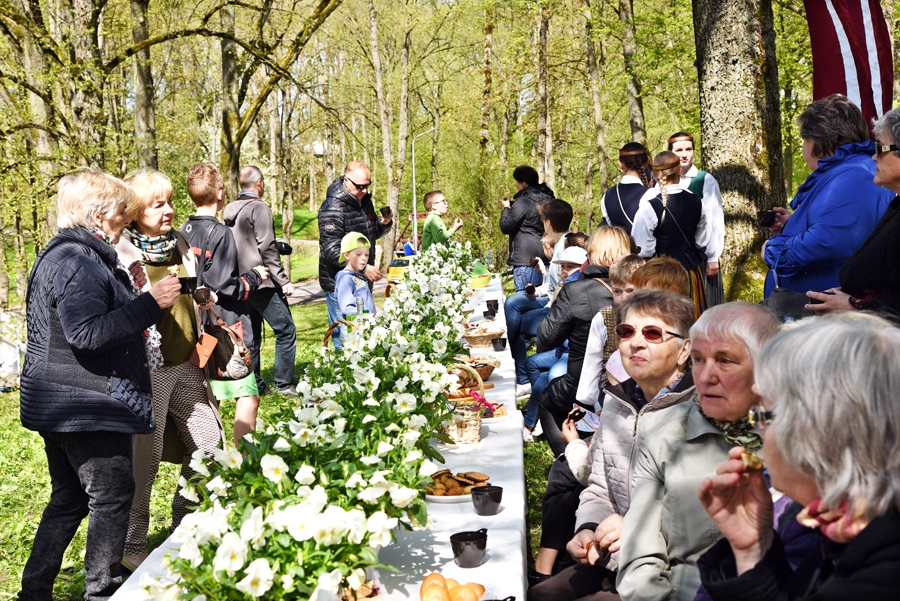 Iecavnieki Divkalniņā 4. maija pēcpusdienā jau tradicionāli tikās pie galda ar balto galdautu.
Autors: Uldis Varnevičs
