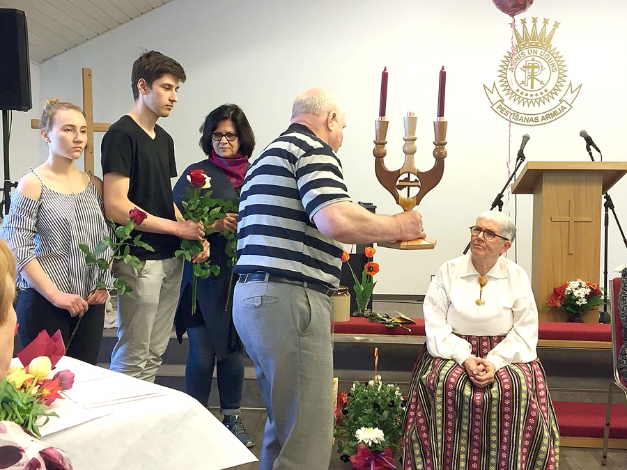 Rutu Hansenu jubilejā sveic draugi no Liepas un PA Drustu draudzes.
Autors: no albuma