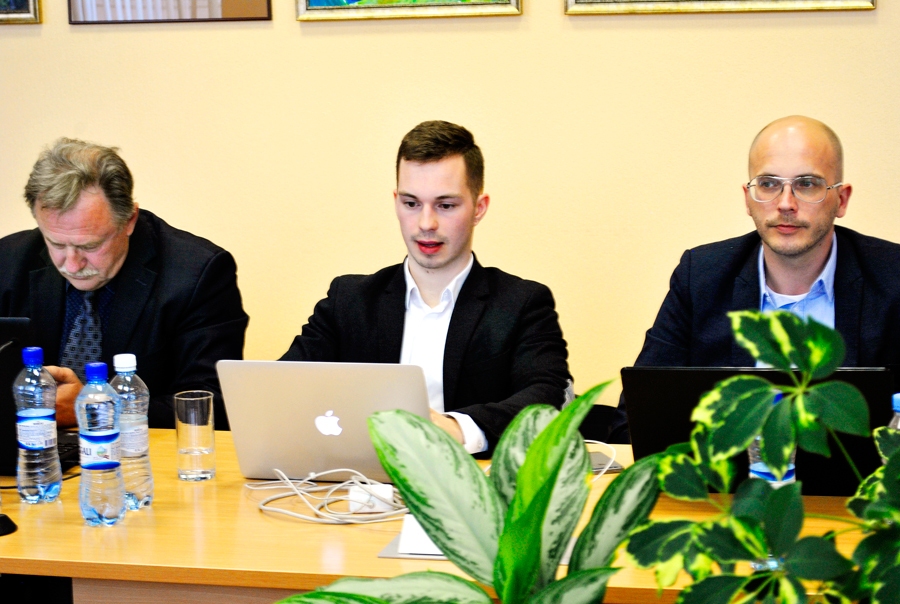 Deputāts Artūrs Toms Plešs (vidū), kas ievēlēts no partijas «Latvijas attīstībai», 10. maijā Bauskas novada domes ārkārtas sēdē var izrādīties «zelta» balss īpašnieks. Viņa izvēle var noteikt, vai varu Bauskas novadā saglabās NA vai to pārņems LRA.
Autors: no «Bauskas Dzīves» arhīva