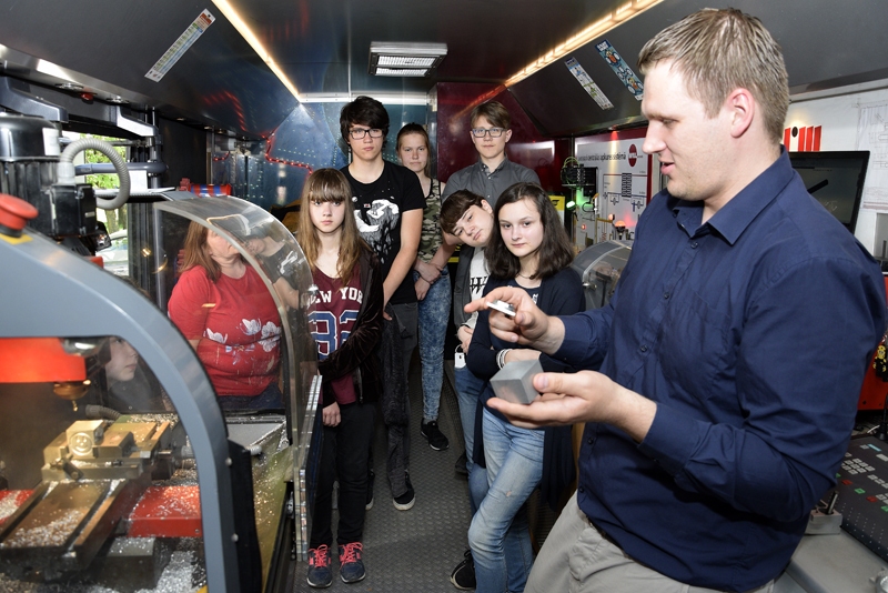 Mežgaļu pamatskolas audzēkņi tehnobusā, kurš izveidots kā ceļojoša mācību laboratorija, iepazīstas ar modernās mašīnbūves un metālapstrādes iespējām.
Autors: Ivars Bogdanovs