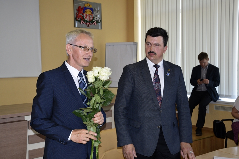 Bauskas novada priekšsēdētājs Arnolds Jātnieks (no labās) ir gandarīts par zinošu kolēģi, savu vietnieku Voldemāru Čaču.
Autors: Ivars Bogdanovs